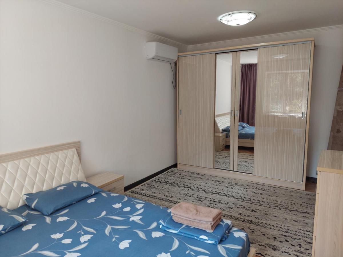 Apartment On Toktogula Bisjkek Buitenkant foto